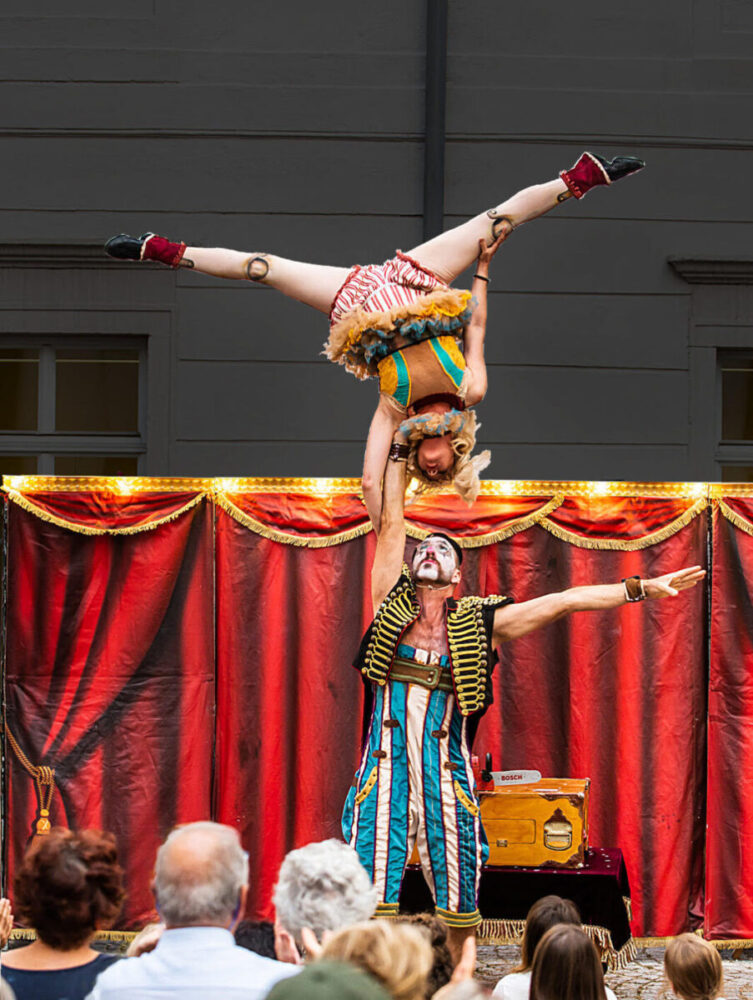 התיאטרון העירוני חיפה מופע קרקסי־תיאטרלי מאת נועה ואורי וייס בימוי וביצוע: נועה ואורי וייס